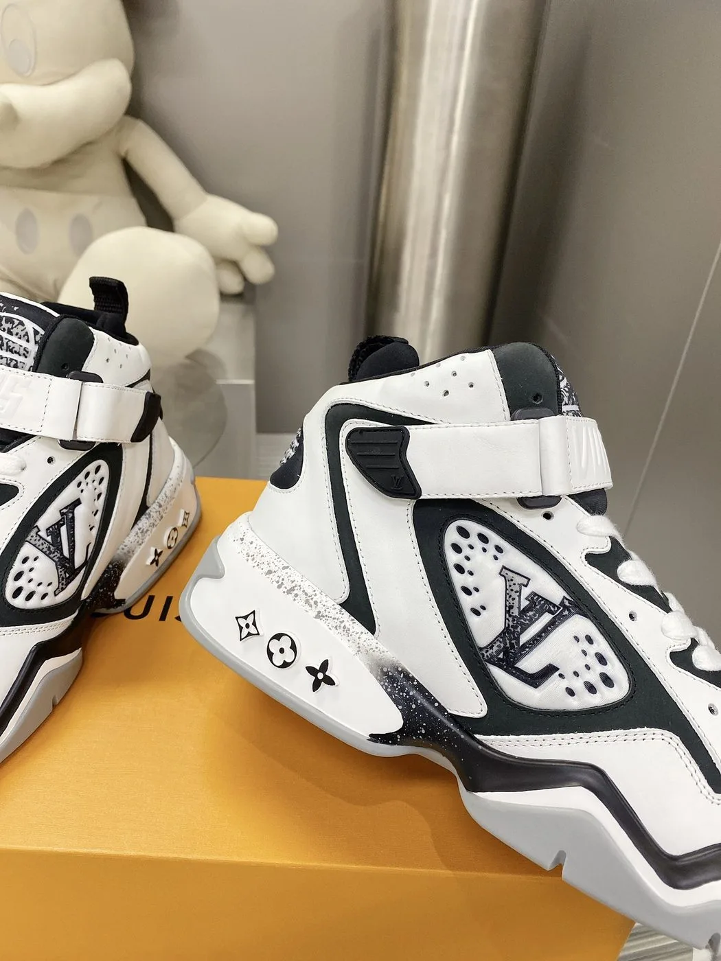 Alternative view of Louis Vuitton Women’s Sneaker LV Trainer 2 White