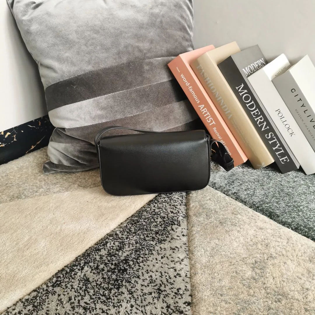 Triomphe Shoulder Bag In Shiny Black / .38NO - Image 4