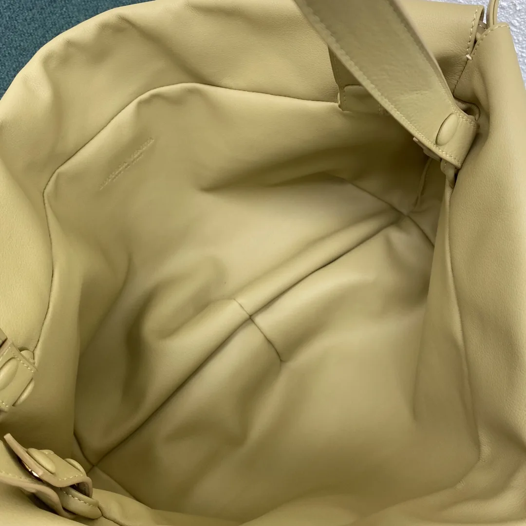 Bottega Veneta Medium Pouch Beige - Image 4